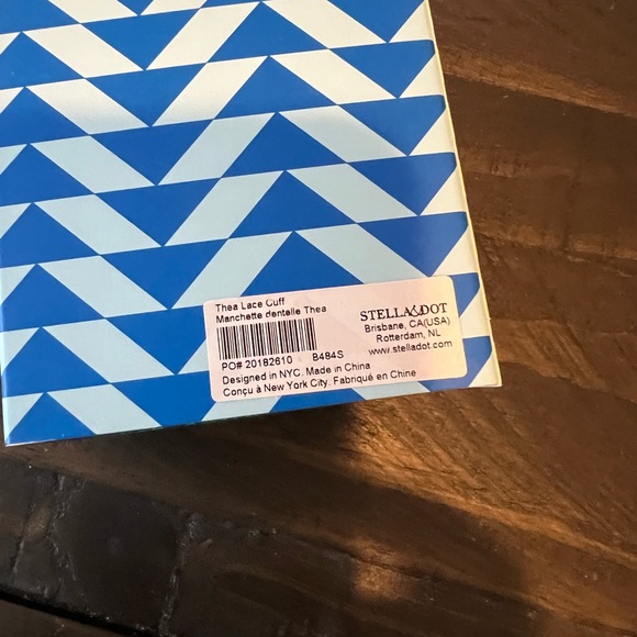 Thea Lace Cuff - Picture 4 of 5